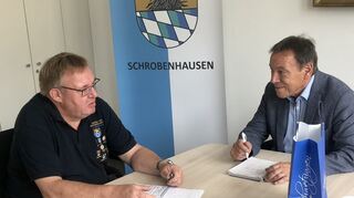 Andreas Lin im Gespräch mit Schrobenhausens Bürgermeister Harald Reisner.