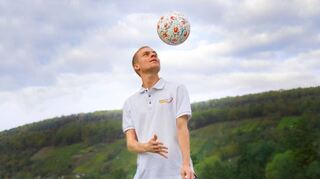 Chris Bennet Bröker ist Football Freestyle Profi und „Brainkinetik“-Trainer. Im Rahmen der FN-Familienserie gibt er einen Online-Kurs.