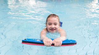 Auch beim Schwimmunterricht gilt: Übung macht den Meister.