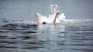 Gerät ein Schwimmer in Not, muss sein Helfer mit Panik rechnen.