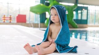 Kinder empfinden Kälte anders: Nach dem Schwimmen warm einpacken.