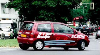 mid Groß-Gerau - Erste Fahreindrücke mit einem mit Hochleistungsbatterien ausgestatteten Renault Twingo bei einer gemeinsamen Vorstellung des französischen Autoherstellers und des Batterielieferanten AEG-Anglo Batteries 1997.