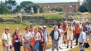 Tief in die Geschichte eingetaucht: Die Gauß-Freunde wandeln auf dem Cardo Maximus, der Hauptstraße der antiken Stadt Paestum vor dem Tempel des Poseidon und der Basilica im Hintergrund.