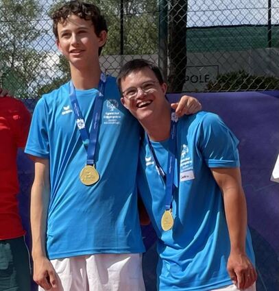 Stolz präsentieren Quentin Rombach (l.) und Cedric Rüter bei der feierlichen Sieger-ehrung der Special Olympics in Berlin ihre Goldmedaillen.