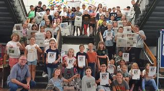 Beweisen viele Kenntnisse über Inhalte und Herstellung einer Tageszeitung: Die Schüler der Klassen 4 a, 4 b und 4 c präsentieren Matthias Mühleisen (l.) ihre Ausgaben und die „Klasse Kids“-Hefte.