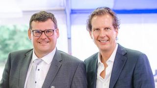 Bürgermeister Nils Drescher und CDU-Bundestags-abgeordneter Olav Gutting mit der Jubiläumstorte.
