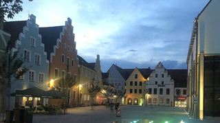 Schrobenhausens neu gestalteter Rathausvorplatz bei Nacht. Rechts ist das kernsanierte Rathausgebäude zu sehen.