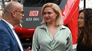 Martin Seiler (li.) von der Deutschen Bahn unterhält sich bei einem Pressetermin zur Bilanz des Jobberatungsprogramms für ukrainische Flüchtlinge mit Zhanna Sirchenko (Mitte) und Oksana Tryndiuk.