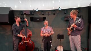 Letzter Soundcheck, bevor es dunkel wird im Planetarium: Jan Dittmann, Juliana Blumenschein und Florin Küppers.