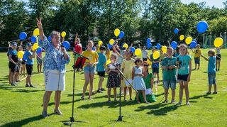 Beate Würzer und die Kinder erheben die Hand zum Friedensgruß. Dann bilden sie ein Peace-Zeichen und lassen schließlich die Luftballons in den ukrainischen Landesfarben gen Himmel steigen.