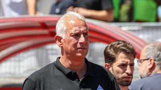 Ab in den Schwarzwald: Waldhof-Trainer Christian Neidhart (l.) und sein Assistent Theodoros Dedes beim 5:1-Testspielsieg gegen Arminia Ludwigshafen.