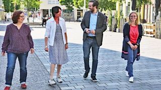 Karin Dosch (v. l.) und Barbara Stanger im Gespräch mit Andreas Sturm und Diana Unger, die gerade bei Novoplastik ihre Teilzeitumschulung absolviert.