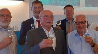 Gestalter des Abends stoßen auf das Jubiläum an: Rolf Räch (v. l.), Norbert Rotter, Dr. Fritz Schumann, Markus Münch, Karl-Peter Schletz, Präsident Helmut Peter Koch, Beigeordnete Irmgard Münch-Weinmann.