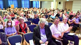 Das Publikum in der Festhalle ist von den Darbietungen der jungen Künstler der Jugendmusikschule Brühl durchweg sehr begeistert und erlebt so ein tolles Programm.