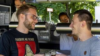 Thomas (v. l.) und Timo genießen am Stand von Phinyo Beer aus Südhessen