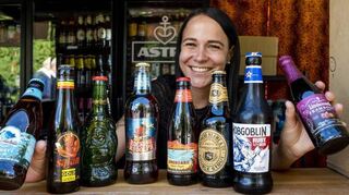 Laura zeigt am Bierkiosk nur eine kleine Auswahl der vielen Biere.
