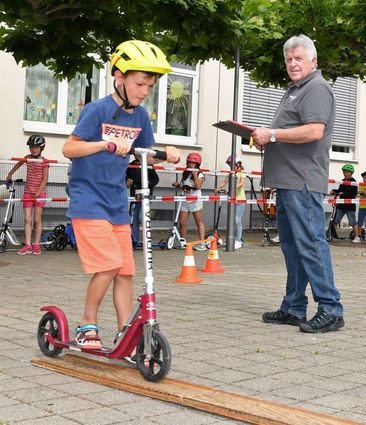 Die Erst- und Zweitklässler bewältigen den Roller-Parcours.