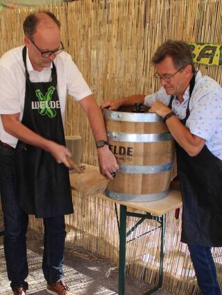 Bürgermeister Gunther Hoffmann (l.) und Rainer Pepperkok beim Fassbieranstich.