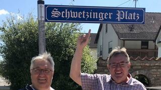 Gemeinderat Lothar Schmeißer (l.) und Redakteur Andreas Lin besuchen den Schwetzinger Platz im Ortsteil Neuschwetzingen. Im Hintergrund wohnt Siegfried Schäfer, einer der Wegbereiter der Partnerschaft.