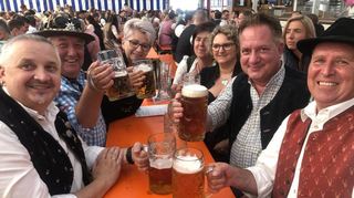 Jochen Wiegand (2. v. r.), Vorsitzender des Fördervereins für Städtepartnerschaften Schwetzingen, wird im Festzelt von Kai Czapko (v. l.), Lothar Schmeißer, Petra Czapko, Regina Pelzer, Bianca Lederer und Manfred Pelzer begrüßt.