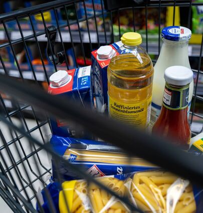 Lebensmittel liegen in einem Supermarkt in einem Einkaufswagen.