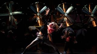 Der Gipfel von Stephan Thoss’ neuem Stück „Short Play“: Die Clown-Zirkusdirektorin (Paloma Galiana Moscardó) übernimmt das Ruder im Ensemble.