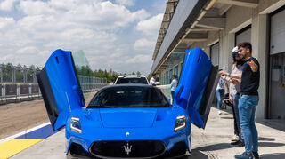mid Modena - Einweisung: Vor Fahrtantritt gibt ein Maserati-Rennfahrer dem Motorjournalisten ein paar Tipps.
