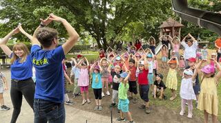 Professionelle Unterstützung: Katrin Pankratz (l.) und Joshua Mahl von der Tanzschule Kiefer üben mit den begeisterungsfähigen Kindern den Kita-Hit.