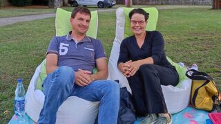 Sie bevorzugen Sitzsäcke: Michael (l.) und Anja Rapp aus Oftersheim. Sie freuen sich darüber, dass an der Veranstaltungsreihe einmal pro Jahr festgehalten wird.