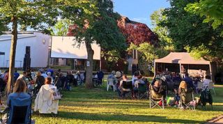 Passendes Ambiente: Das Open Air Kino zieht die Menschen an. Die meisten stellen ihre Campingstühle auf und breiten ihre Picknickdecken aus.