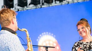 Stimmungsmacher: Die brillante Band „AppleSlice“ zauberte beste Laune ins Festzelt. Sommergroove ist angesagt.