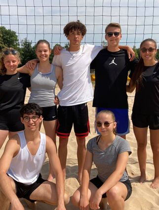 Marie-Louise Heckmann (hintere Reihe, v. l.), Lisa-Marie Lillu, Joshua Sewell, Daniel Morskoi und Trainerin Lena Heinrichs sowie (vorne, v. l.) Arsham Sanandaji und Aylin Herrmann mussten sich nur einem Karlsruher Team geschlagen geben.