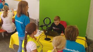Die Hebel-Schüler (in hellblauen T-Shirts) haben für die Besucher von „Explore Science“ Experimente zur künstlichen Intelligenz aufgebaut.