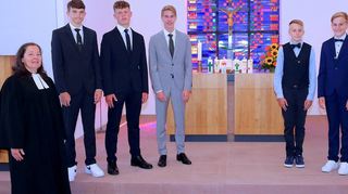 Im zweiten Gottesdienst wurden Devin Glas (v. l.) Luca Hörner, Lukas Schmidt, Ben Schmidt, Joa-Finn Häring und Tim Eschelbacher konfirmiert.