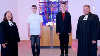 Im ersten Gottesdienst am Sonntag wurden Lucas Arnold und Luca Wurzel konfirmiert. Pfarrerin Eva Weisser und Diakon Jascha Richter gratulierten.