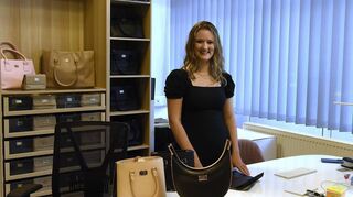 Melina Bucher an ihrem Schreibtisch im Mannheimer Jungbusch. Die Unternehmerin hat sich auf Handtaschen aus veganem Leder spezialisiert.