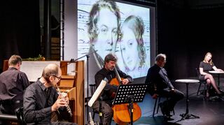 „La dolce Vita in der Pfalz“ heißt es beim Musikfest in Speyer. Im Alten Stadtsaal gab es jetzt die musikalische Lesung „Mehr als Träumerei“ mit Musikern der Deutschen Staatsphilharmonie Rheinland-Pfalz und den Vorlesenden Matthias Folz und Aliki Hirsch.
