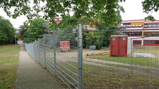Weil es in letzter Zeit immer mehr Vandalismus und Farbschmierereien an der Neurottschule gegeben hat, hat die Gemeinde den geplanten Zaun um das Gelände vorzeitig fertigstellen lassen – im Bereich der Baustelle ist er noch provisorisch.