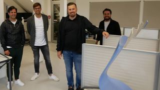 Die neuen Lernatelliers im Untergeschoss sind bis heute der Stolz der Beteiligten: Bauamtsleiter Marc Schneider (2. v. r.) mit den Architekten Boris Günderoth (v. l.), Simon Fischer und Yasin Ugur von Studio SF aus Mannheim.