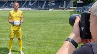 Torwart Patrick Drewes ist an der Reihe: mit Ball, ohne Ball, jubelnd oder einfach in die Kamera lachend: Am Mediaday heißt es, lächeln für die Kameras. Hier ein Fotoshooting für Autogrammkarten.