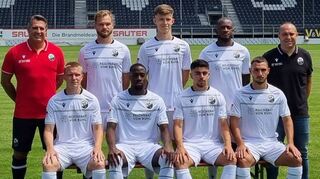 Trainer Alois Schwartz (l.) und der sportliche Leiter Mikayil Kabaca (r.) mit den Neuzugängen (hinten ab 2. v. l.) Matej Pulkrab, Vincent Schwab, David Kinsombi, (vorne v. l.) Philipp Ochs, Joseph Ganda, Abu-Bekir El-Zein und Ahmed Kutucu.
