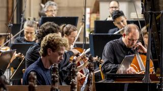 Das Gotteshaus bebt: Das Abschlusskonzert der Deutschen Staatsphilharmonie Rheinland-Pfalz unter der Leitung von Chefdirigent Michael Francis unter Mitwirkung von Pianist Joseph Moog in der Gedächtniskirche begeistert die Besucher.
