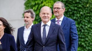 Bundeskanzler Olaf Scholz (M., SPD), DGB-Chefin Yasmin Fahimi und Arbeitgeberpräsident Rainer Dulger (r.) kommen zur Pressekonferenz nach den Gesprächen zur sogenannten konzertierten Aktion gegen die Inflation in Deutschland. Im Kanzleramt kamen Spitzenvertreter von Arbeitgebern und Gewerkschaften zusammen.