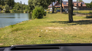 mid Brüssel - Ein Head-up-Display versorgt den Fahrer mit den fahrrelevanten Daten und Navigationshilfen.