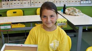 Evelina aus der Klasse 3a hat in ihrer Kiste die Geschichte „Annas königliche Freundschaft“ dargestellt.