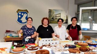 Die Wächterinnen über das Kuchenbuffet: Birgit Wetterauer (v.l.), Heide Pöschel, Andrea Siegel-Back und Kirsten Bangert mit ihren Schätzen.