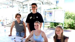 Emily, Jule und Isabell kreieren ein Ahrtalbanner, das dann einem Jugendzentrum in der betroffenen Region gespendet wird.