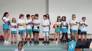 Ganz cool mit Sonnenbrillen stehen die Schüler der vierten Klasse auf der Bühne und führen ihr Sockentheater auf.