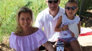 Caroly Nagel bastelt mit den Kindern „Sockenmonster“, ihr Ehemann und das Töchterchen freuten sich über die gelungenen Werke.