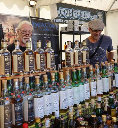 Echte Schätzchen bieten die Stände bei der Whisky Spring. Da kann man auch mal was probieren, was man sich sonst als Flasche vielleicht nicht leisten würde.